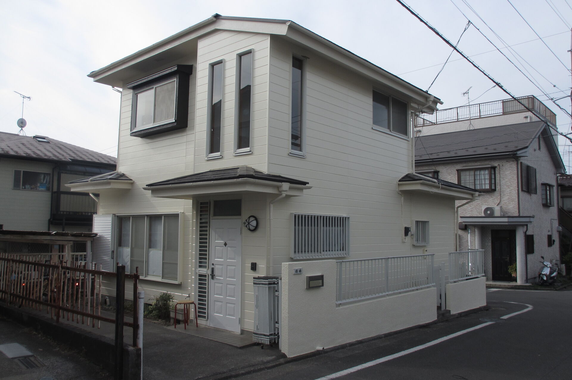 大和市内限定キャンペーン安全対策棚足場9月半額￥１２０，０００‐セール　外壁軒天井裏破風板軒樋竪樋塗装工事建坪×２９、８００円　￥７４５，０００-見積無料承っております。　ます。　
